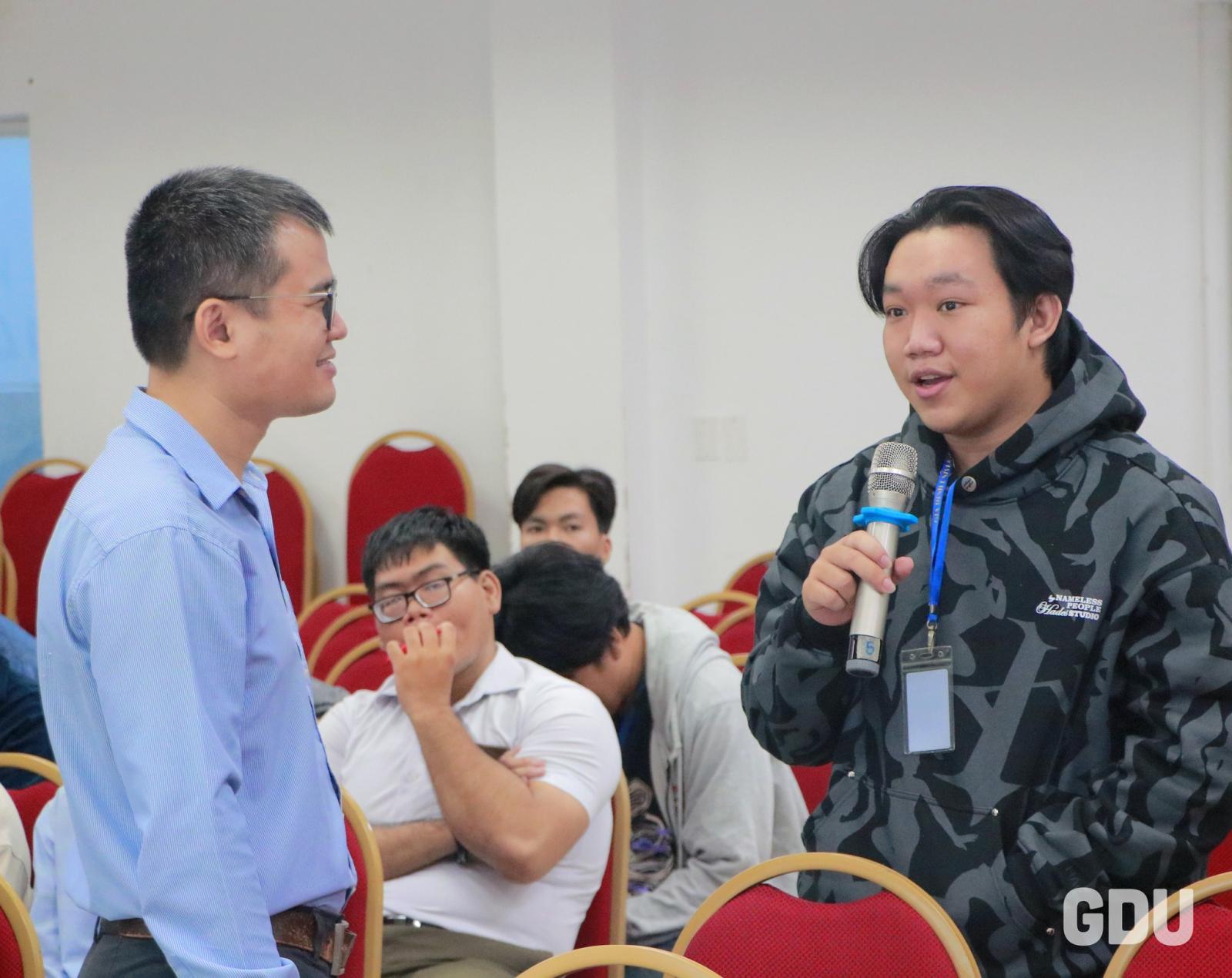 Sinh viên thảo luận về lựa chọn chuyên ngành luật trong buổi hướng nghiệp