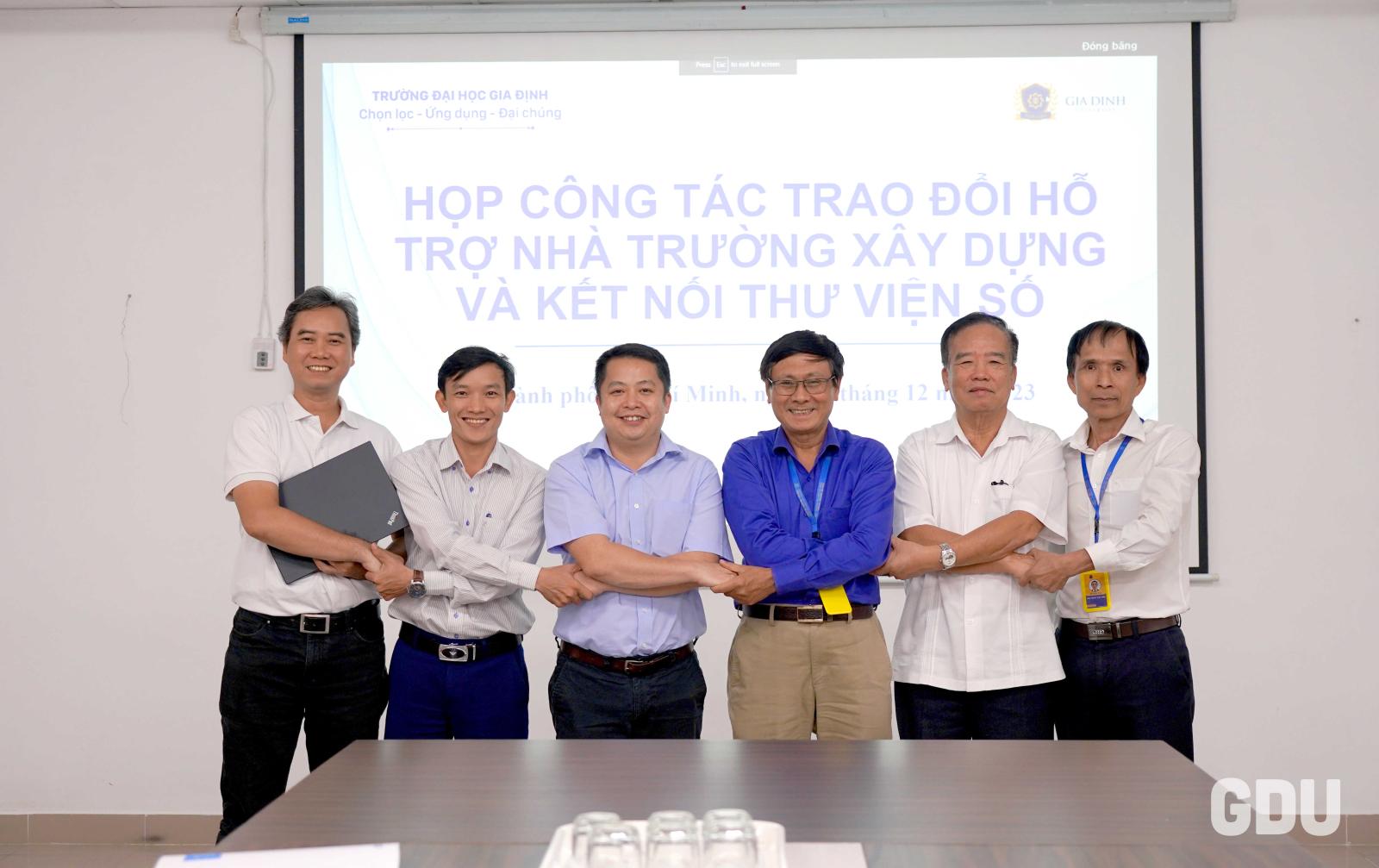 Sinh viên học luật trực tuyến qua nền tảng giáo dục số