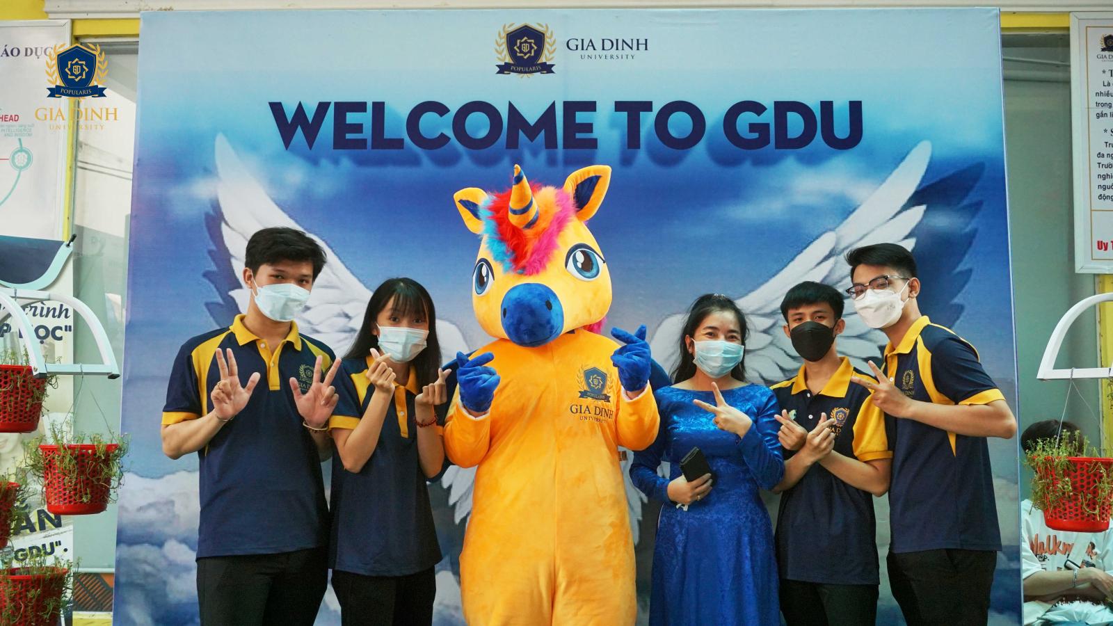 Sinh viên luật chụp ảnh kỷ niệm sau một sự kiện của CLB