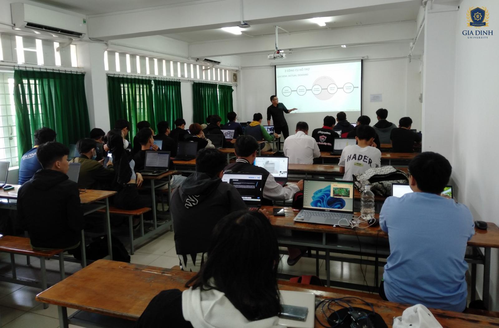 Sinh viên luật gặp gỡ chuyên gia pháp lý, lắng nghe chia sẻ kinh nghiệm và định hướng nghề nghiệp.