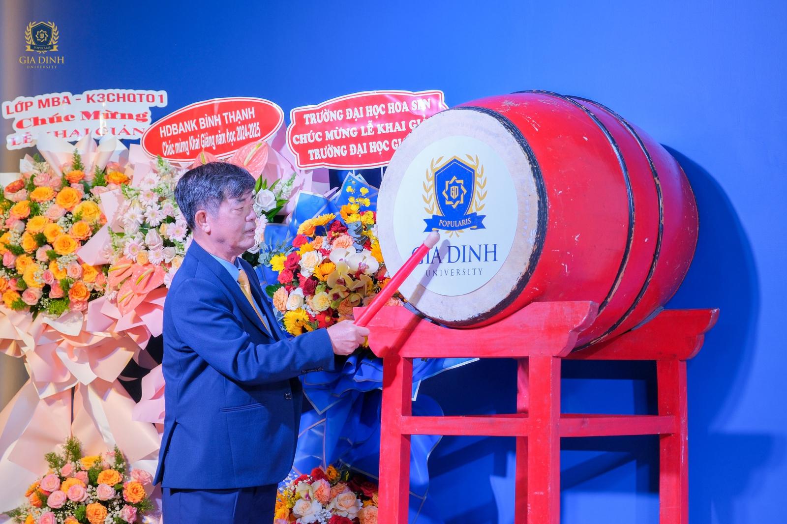 Sinh viên Luật học tập: Hình ảnh chăm chỉ tại thư viện