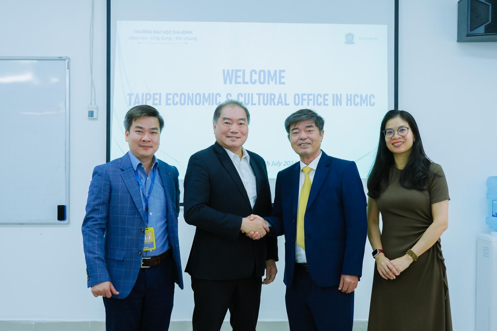 Sinh viên Luật trao đổi học tập trong môi trường quốc tế năng động