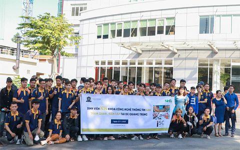 Sinh viên luật tham gia hội thảo chuyên môn, lắng nghe diễn giả trình bày về kiến thức pháp luật mới nhất.