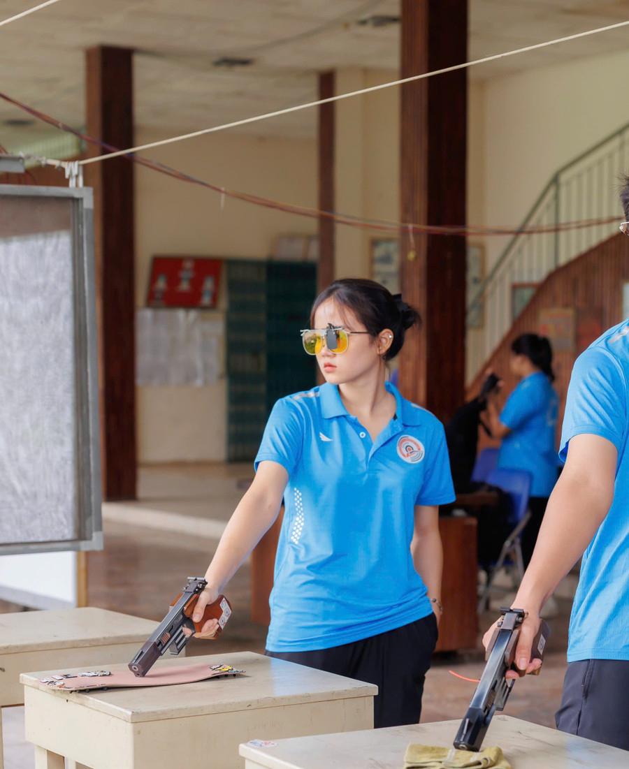 Sinh viên ngành Luật vui mừng nhận thư nhập học tại trường đại học