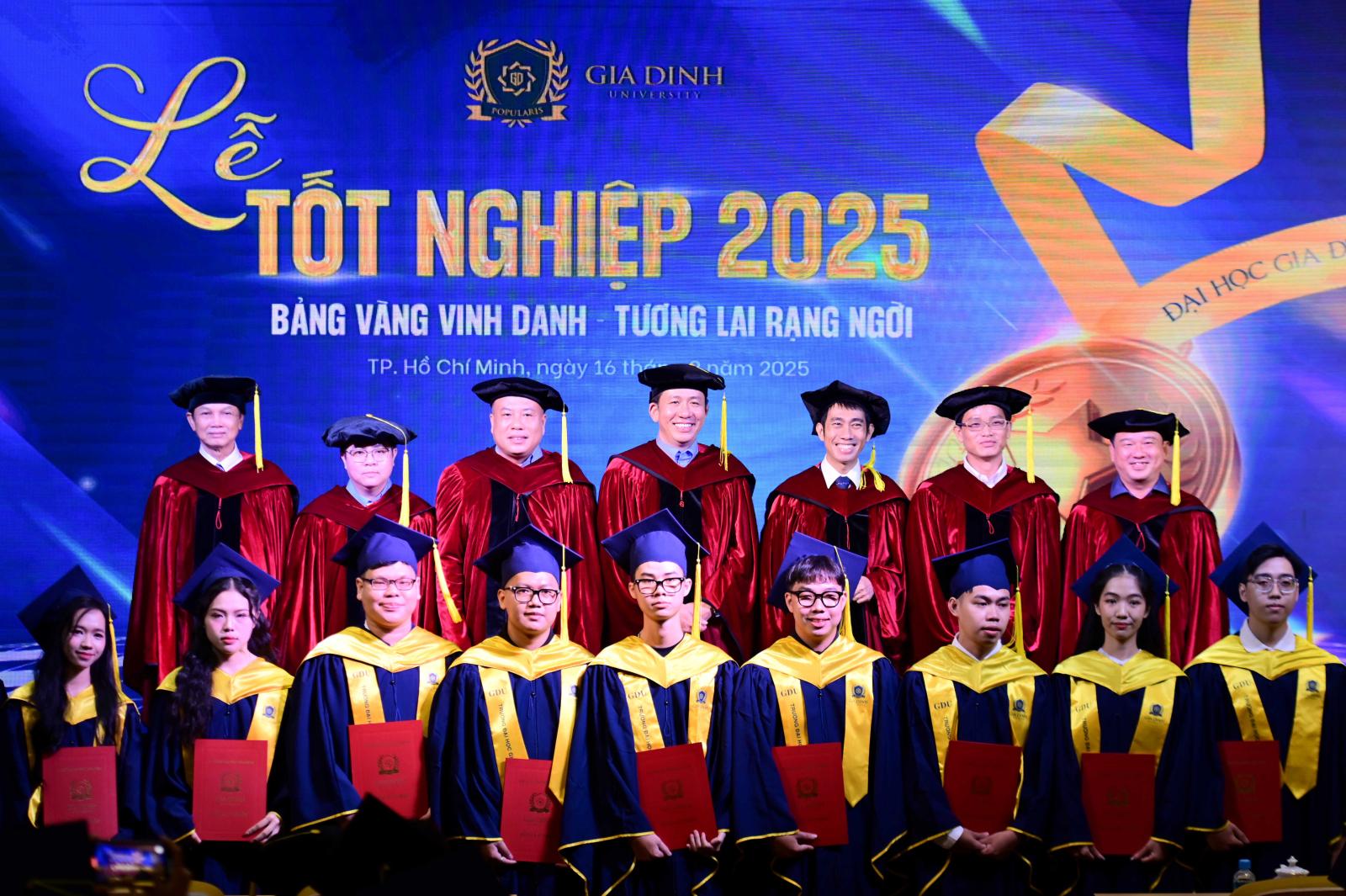 Sinh viên Luật quốc tế rạng rỡ trong ngày tốt nghiệp