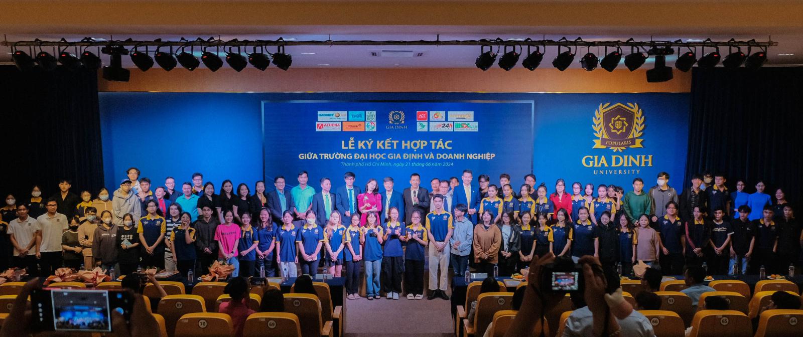 Sinh viên luật tham gia hội thảo để cập nhật kiến thức và mở rộng mạng lưới quan hệ.