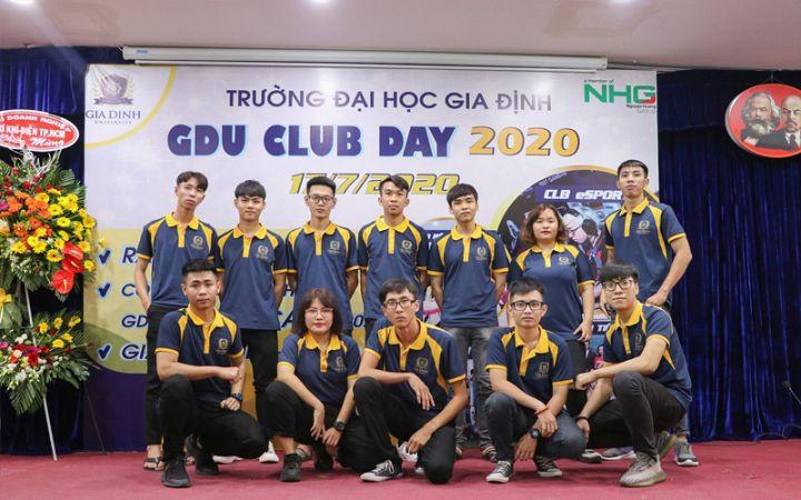 Sinh viên luật năng động tham gia ngày hội nghề nghiệp do CLB Luật tổ chức, tìm kiếm cơ hội việc làm.