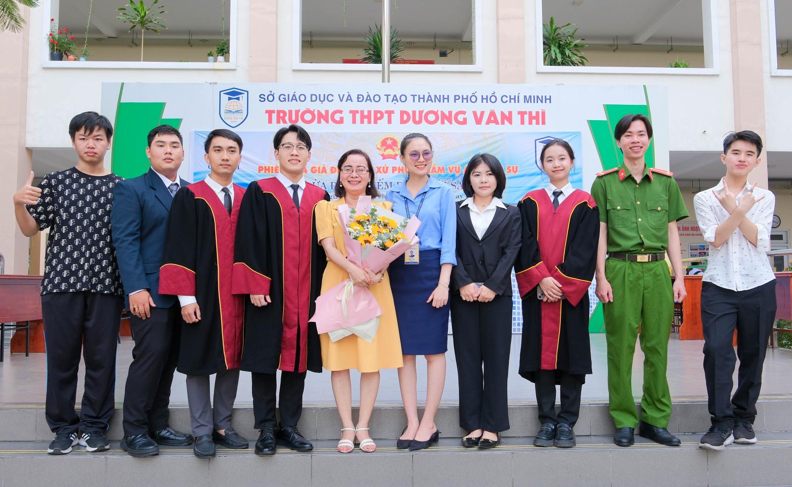 Sinh viên luật tham gia phiên tòa giả định, thể hiện sự tự tin và chuyên nghiệp