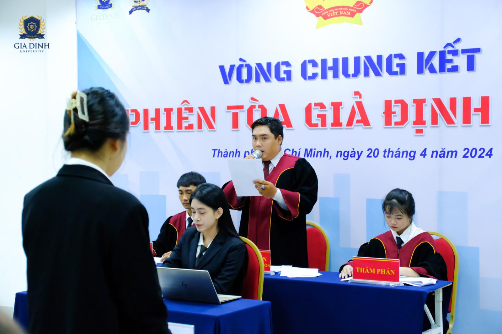 Sinh viên luật tham gia phiên tòa giả định dân sự, thể hiện kỹ năng tranh luận và áp dụng luật.