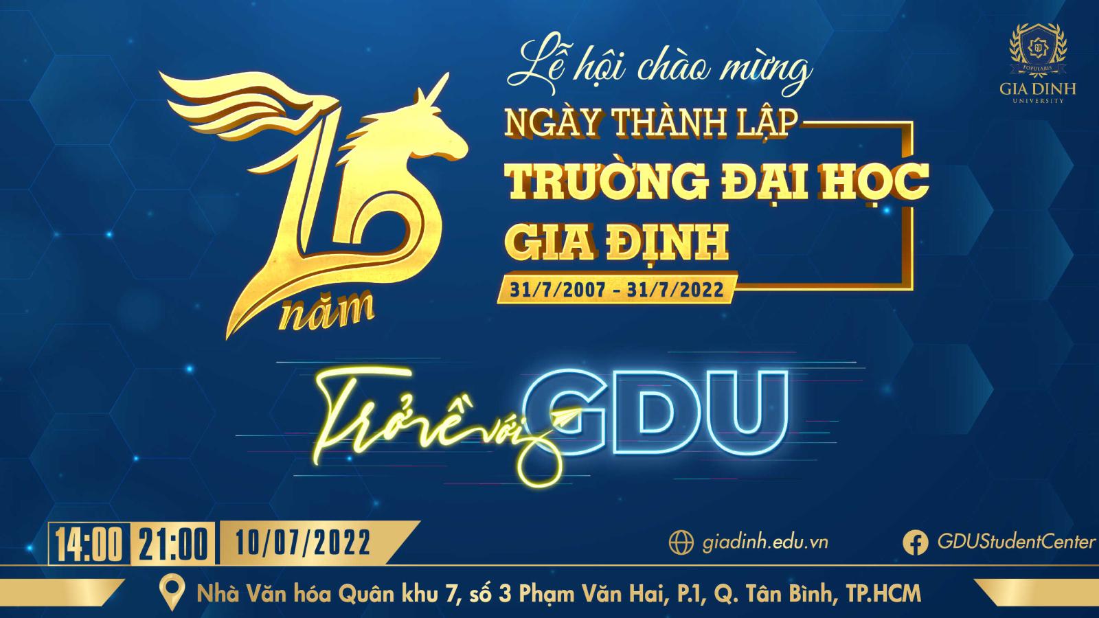 Sinh viên luật ăn mừng thành công sau cuộc thi