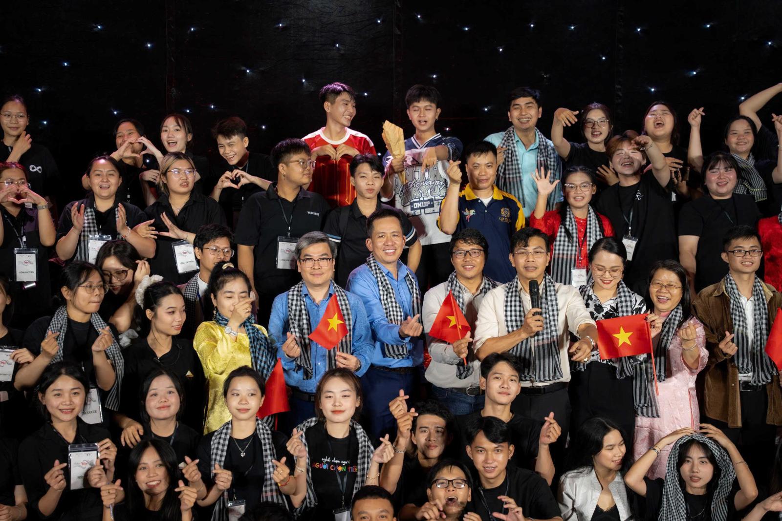 Hình ảnh tượng trưng cho sinh viên Luật tương lai, tràn đầy nhiệt huyết và đam mê với ngành học