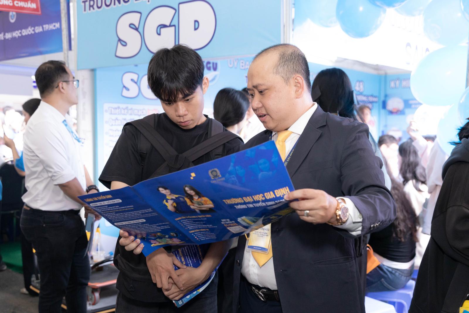 Sinh viên ngành Luật chăm chỉ học tập, xây dựng nền tảng vững chắc