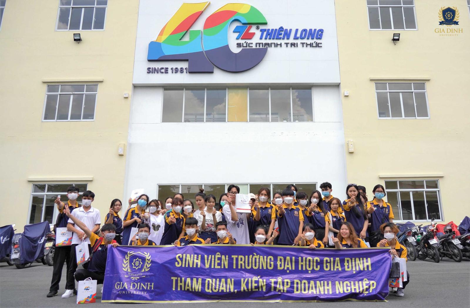 Sinh vien nganh luat tham gia buoi hoc tren giang duong truong dai hoc