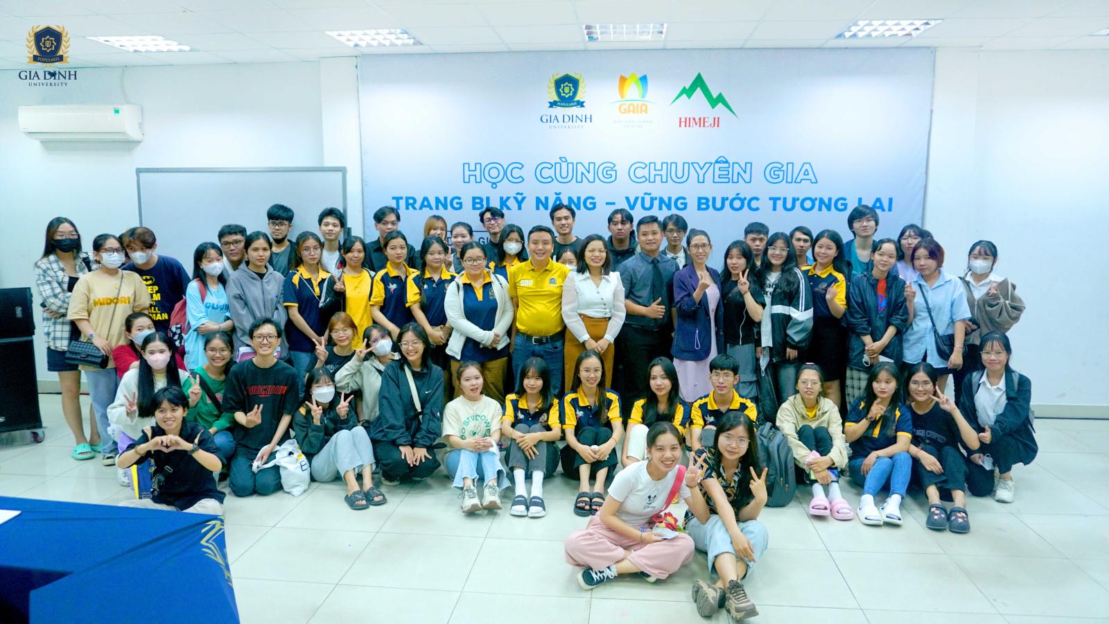 Sinh viên ngành Luật tự tin với kiến thức và kỹ năng sau khi tham gia chương trình thực tiễn, sẵn sàng cho công việc.