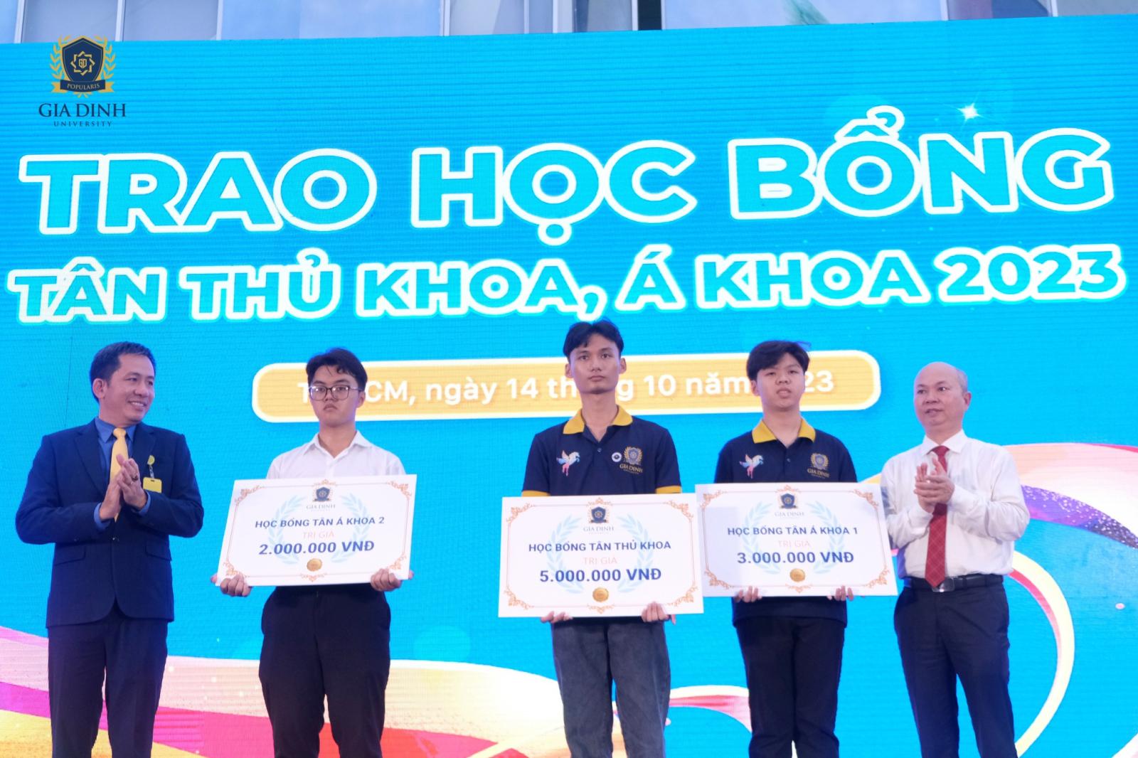 Sinh viên nhận học bổng ngành luật tại buổi lễ trao thưởng của trường đại học