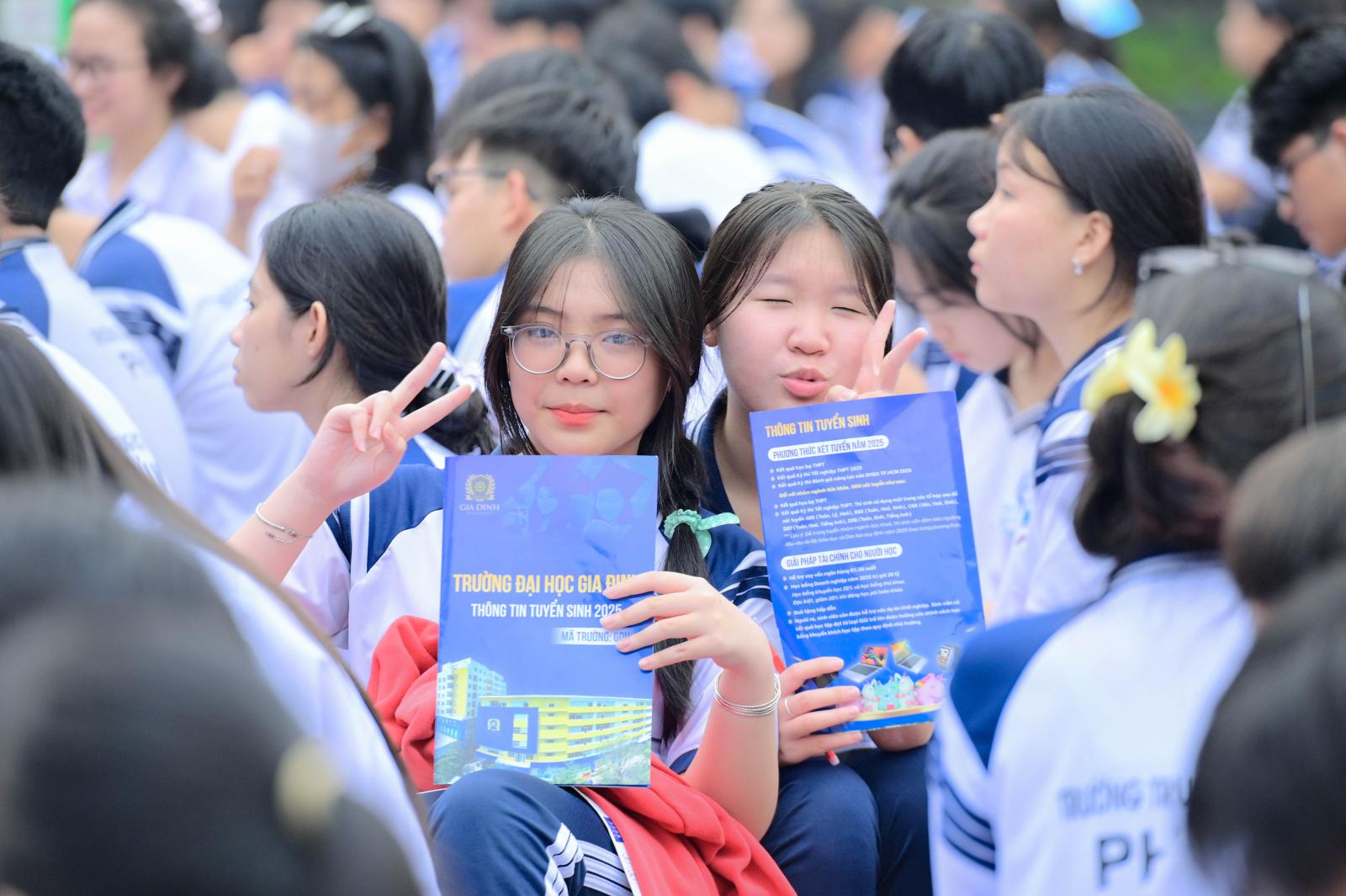 Sinh viên phát triển kỹ năng mềm thông qua các hoạt động nhóm, học cách giao tiếp và hợp tác