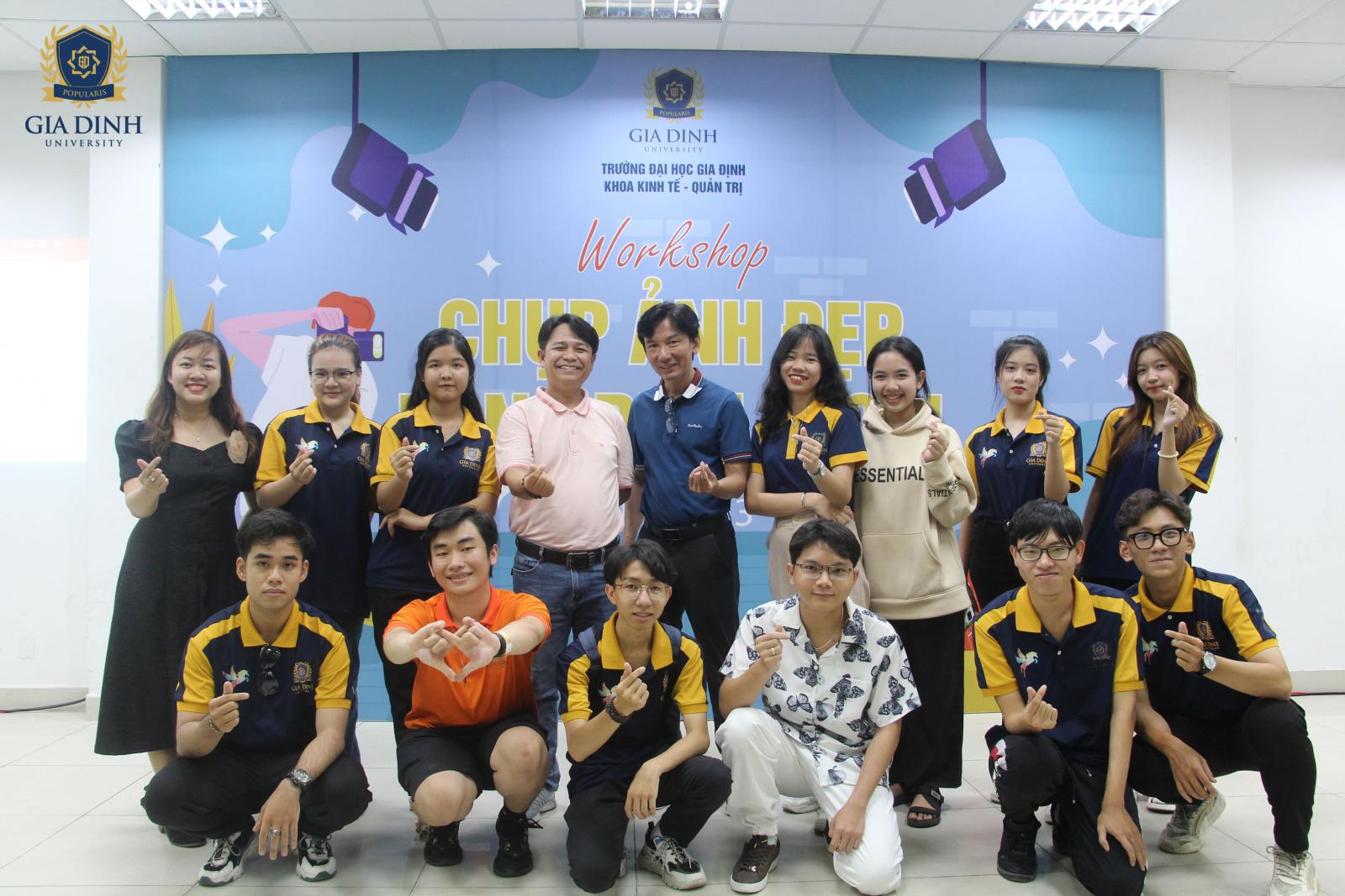 sinh viên đại học tham gia hội thảo tài chính, lắng nghe diễn giả chia sẻ kinh nghiệm