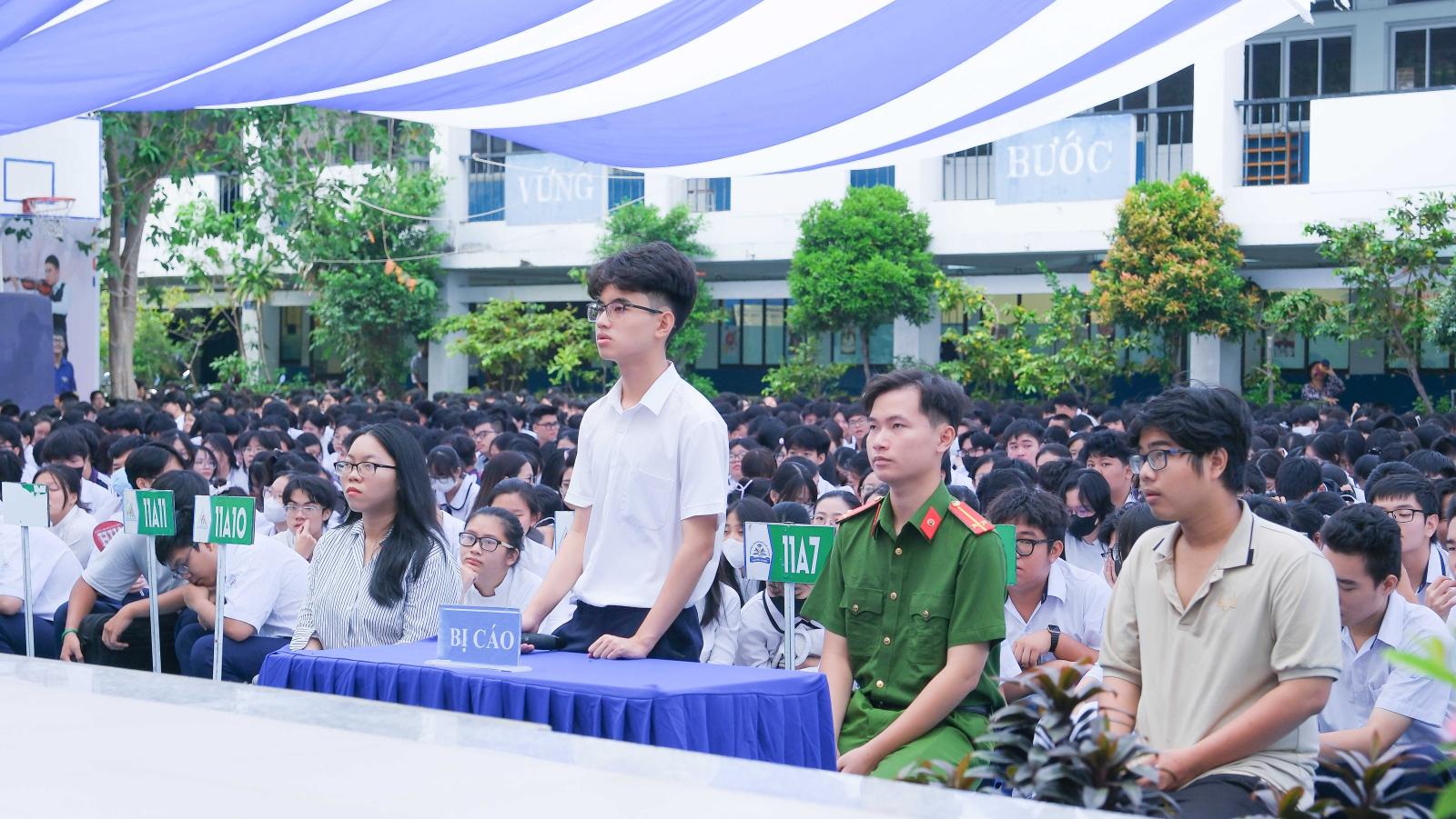 Sinh viên tham gia phiên tòa giả định, thể hiện kỹ năng tranh biện