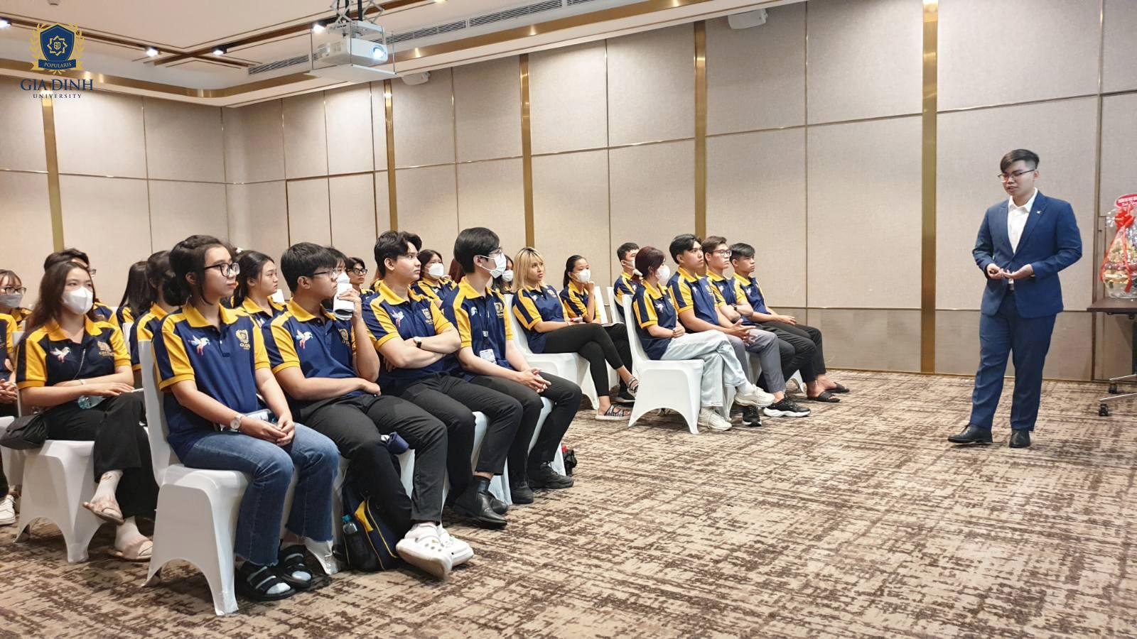 Sinh viên tham quan trường Đại học Luật để tìm hiểu thông tin