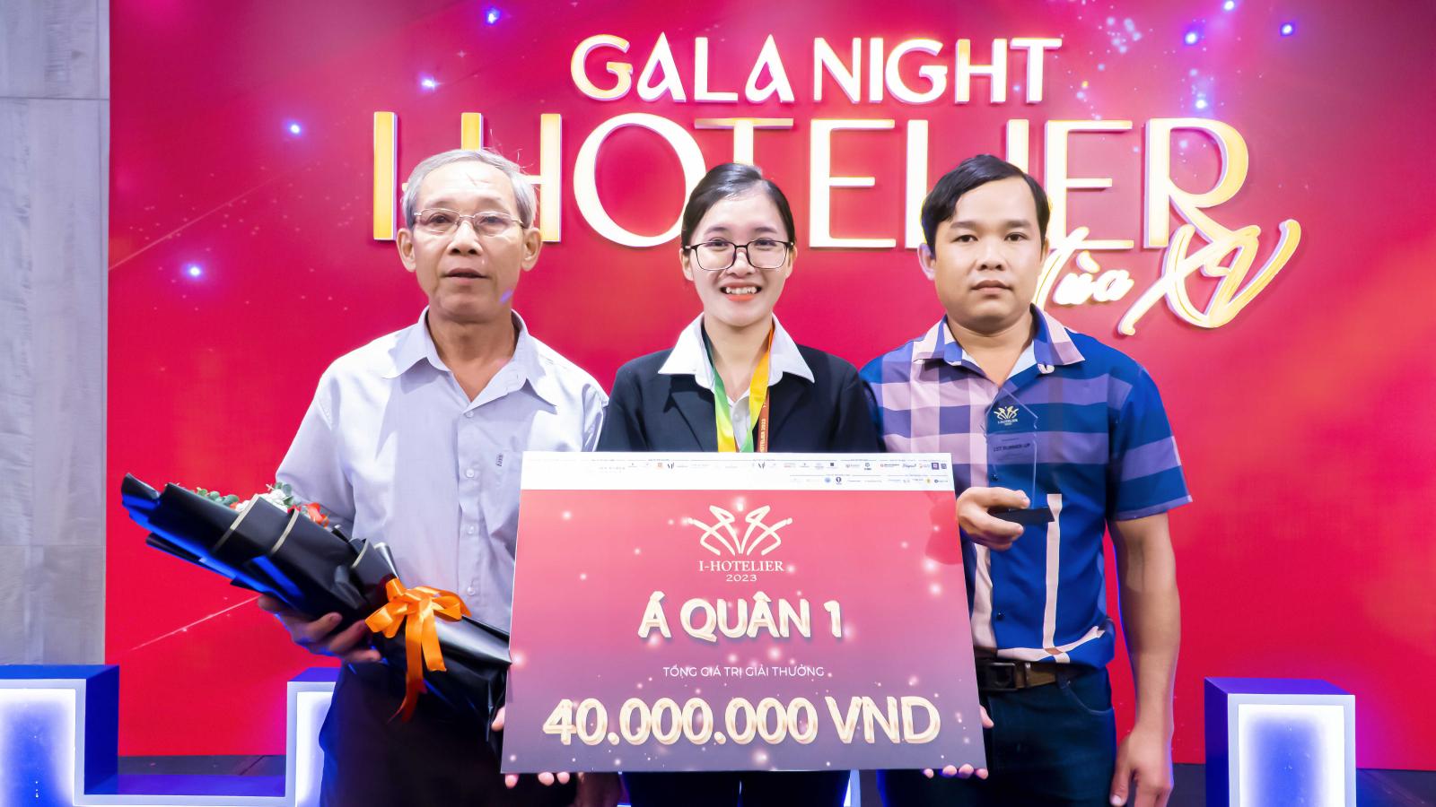 Sinh viên luật tranh biện tại một cuộc thi pháp lý trước hội đồng giám khảo