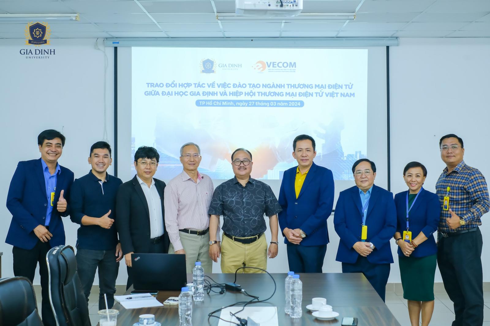 Sinh viên luật tư vấn cho khách hàng giả định trong cuộc thi tư vấn pháp luật