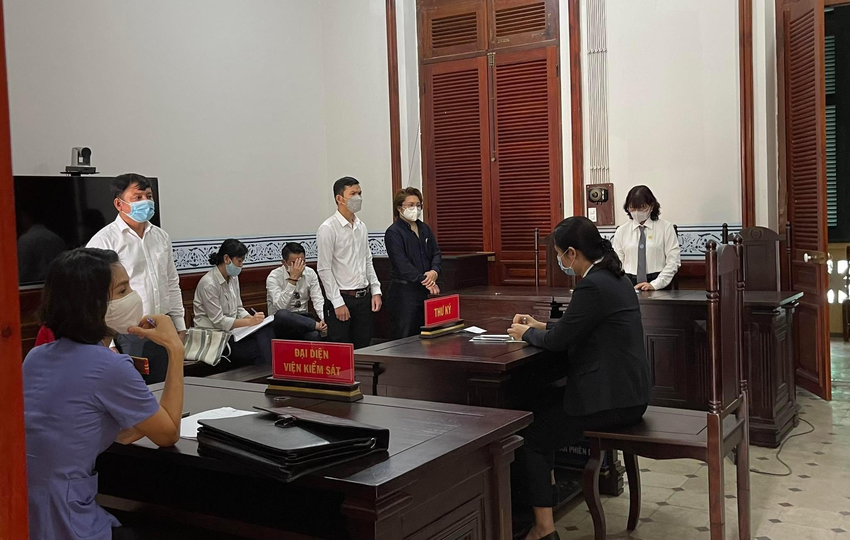 Bảng so sánh các yếu tố khác biệt giữa tòa án nhà nước và tòa án tư nhân, bao gồm tính chất công việc, nguồn kinh phí, quy trình tố tụng và mức lương.