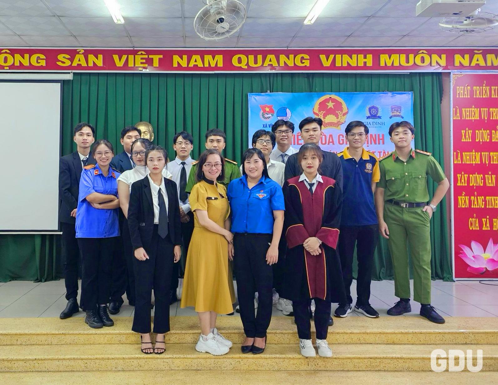 Thẩm phán tuyên án trong phòng xử án với ánh sáng tập trung