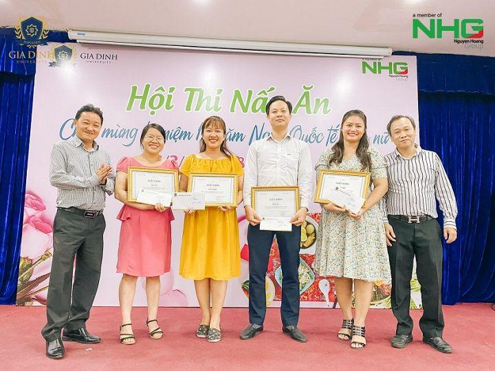 Hình ảnh sinh viên luật nhận giải thưởng và ăn mừng chiến thắng