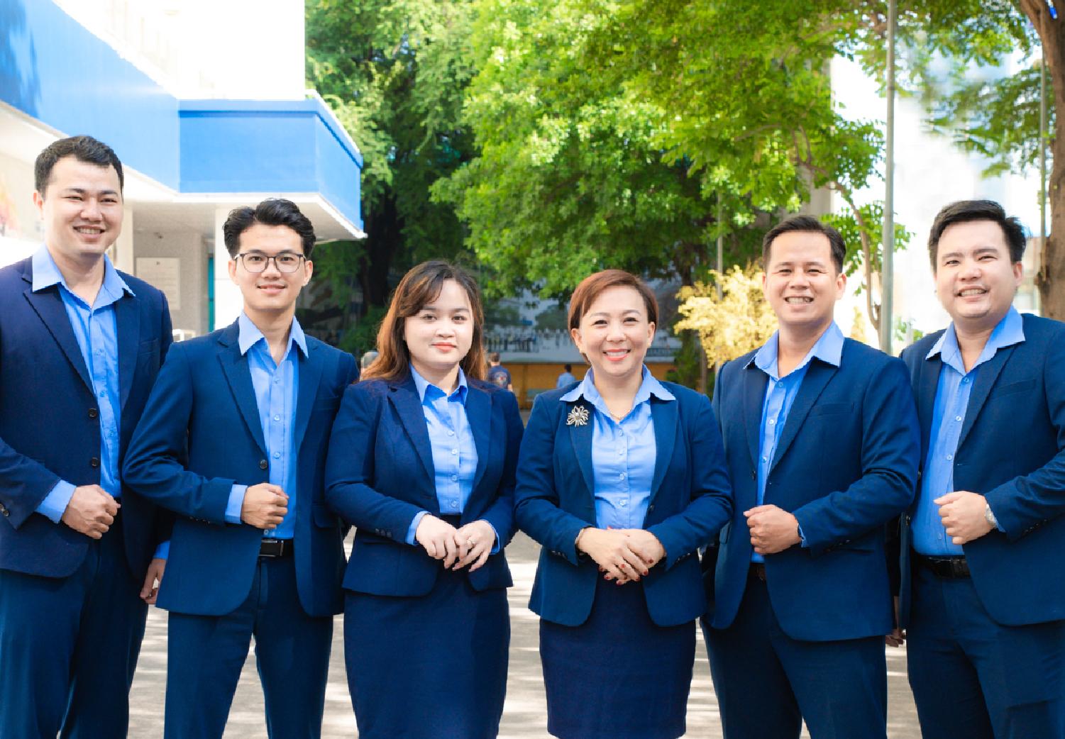 Tình nguyện viên làm việc trực tuyến hỗ trợ quản lý mạng xã hội cho tổ chức tình nguyện