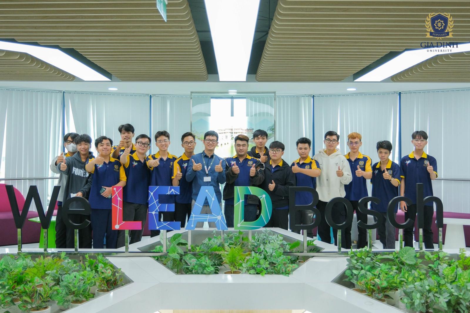 Tòa nhà trụ sở công ty luật kinh doanh hiện đại với logo nổi bật