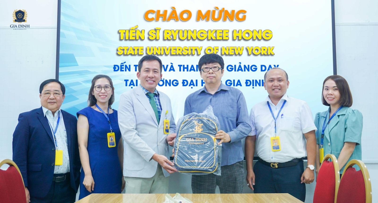 Trụ sở Liên Hợp Quốc tại New York, biểu tượng của hợp tác quốc tế.