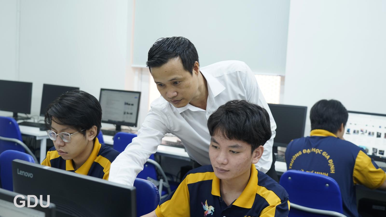 người tự học luật online qua máy tính