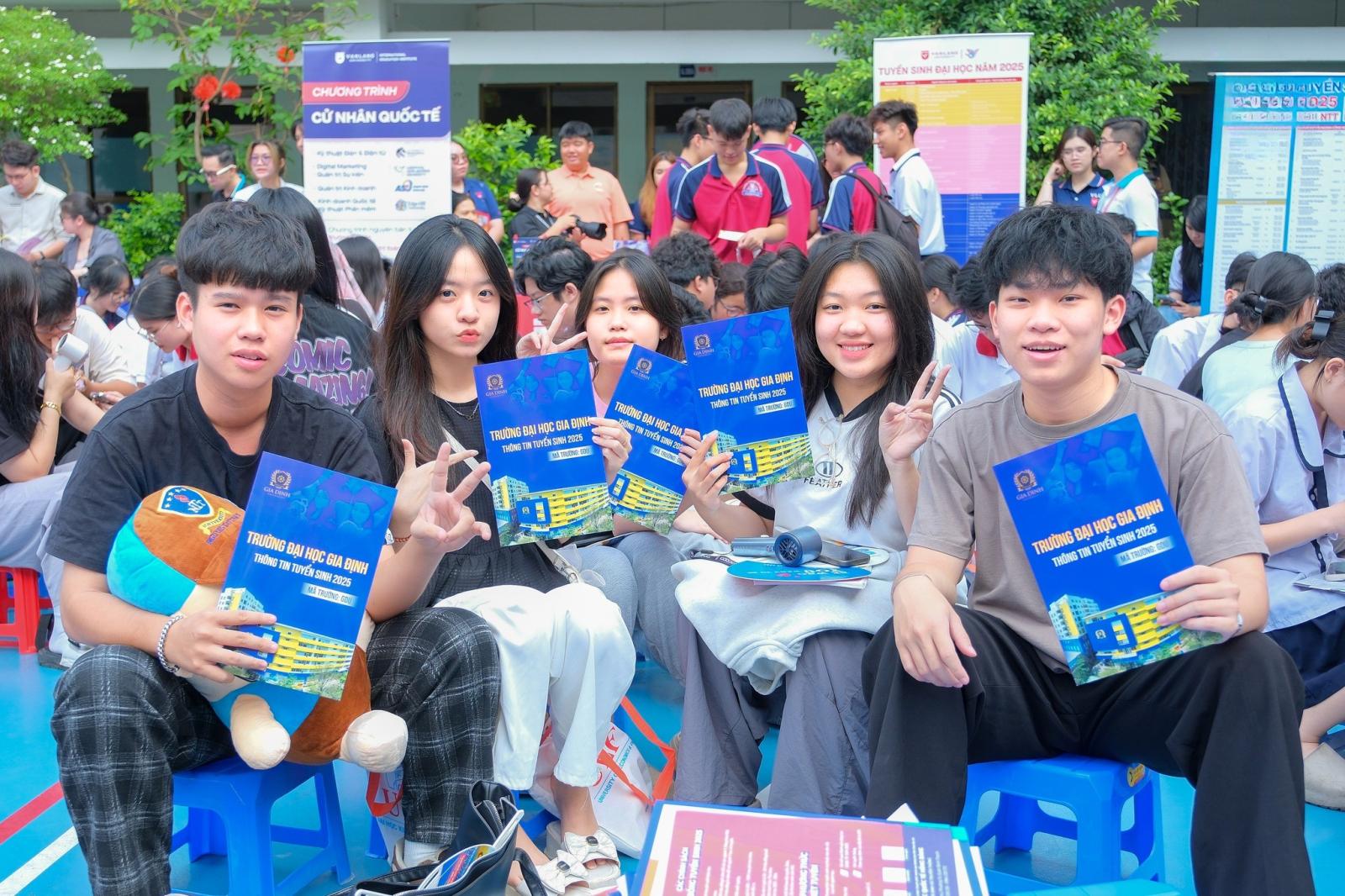 Tư vấn viên đang tư vấn cho học sinh về việc lựa chọn trường và ngành Luật phù hợp