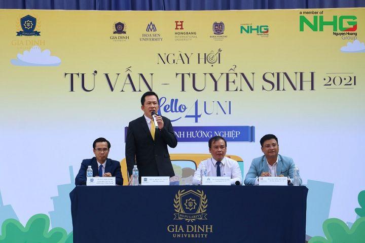 Tư vấn viên nhiệt tình giải đáp thắc mắc cho thí sinh về chương trình tuyển sinh ngành Luật